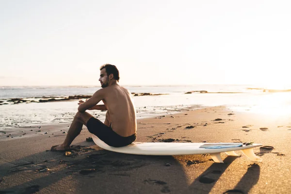 Travel Surfer Ontspannen Buiten Zitten Aan Professionele Surfplank Tijdens Avond — Stockfoto