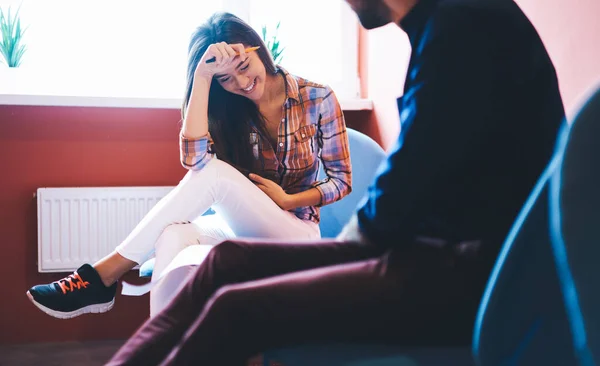 Lage Hoek Van Jonge Vrouw Casual Outfit Zitten Stoel Aanraken — Stockfoto