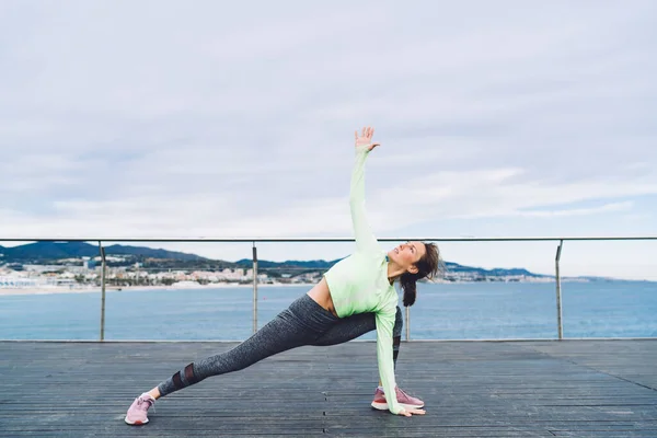Konzentrierte Junge Frau Sportbekleidung Beim Morgendlichen Yoga Kurs Resort — Stockfoto