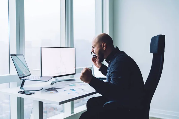 Side View Aggressive Male Analyst Wearing Casual Clothes Working Computer — ストック写真