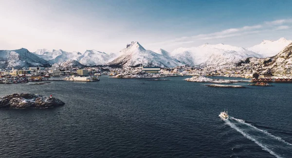 罗浮敦群岛上被挪威海水环绕的积雪覆盖的鸟瞰全景 — 图库照片