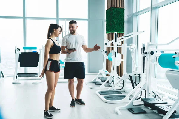 Full Body Smiling Athlete Using Tablet While Preparing Training Young — Stockfoto