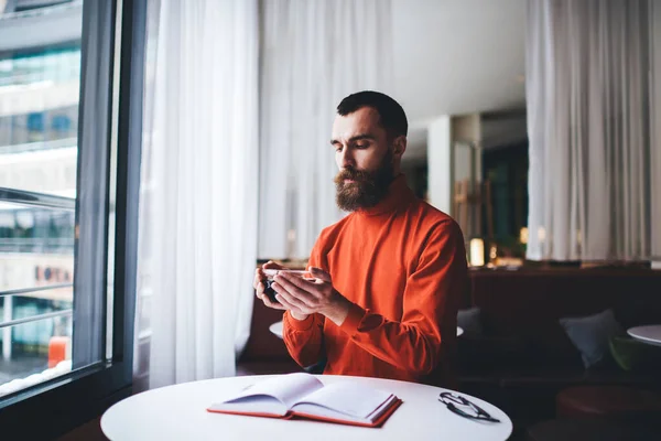 Maschio Concentrato Con Barba Baffi Abiti Casual Seduto Tavola Con — Foto Stock