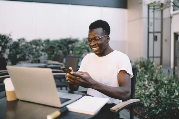 Preto Jovem Masculino Casual Roupa Mensagens Texto Smartphone Sorrindo Enquanto — Fotografia de Stock