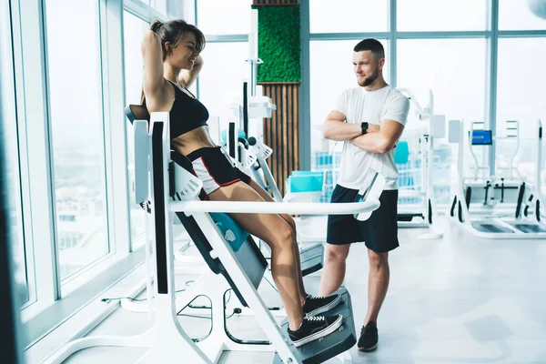 Jovem Treinador Masculino Com Braços Dobrados Perto Fêmea Sportswear Com — Fotografia de Stock