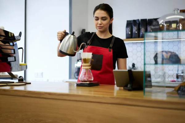 Camarera Femenina Positiva Calificada Uniforme Concentrada Elaboración Bebidas Utilizando Filtro — Foto de Stock