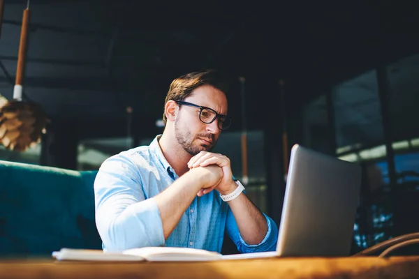 Pensive Executive Manager Analyzuje Marketingovou Strategii Pro Online Spouštění Čtení — Stock fotografie