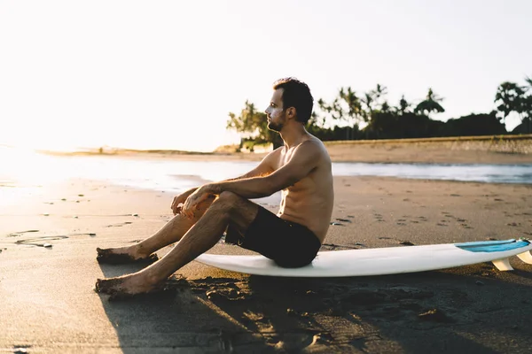 Zijaanzicht Van Mannelijke Persoon Met Professionele Surfplank Zoek Naar Inspiratie — Stockfoto