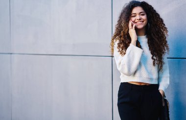 Tatil seyahatleri hakkında konuşmak için arkadaşa çağrı. Reklam için fotokopi alanı ile tanıtım alanında gezinme bağlantısını kullanın