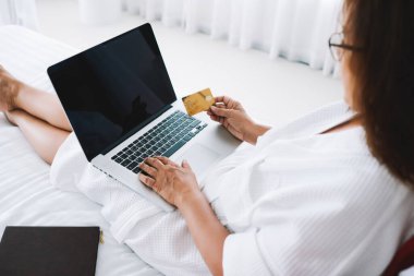 Bornozlu meçhul bir kadının, Kuala Lumpur 'dan mal almak için online alışveriş yaptığı yerden.