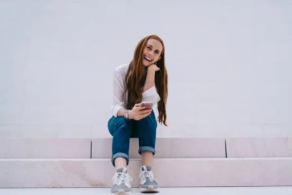 Mujer Blanca Alegre Con Una Sonrisa Sincera Cara Riéndose Cámara — Foto de Stock