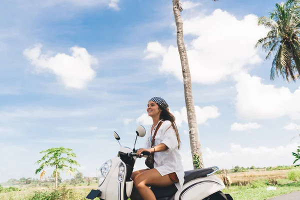 Vrolijke Vrouwelijke Reiziger Zomerkleding Glimlachend Wegkijkend Tijdens Het Rijden Motor — Stockfoto