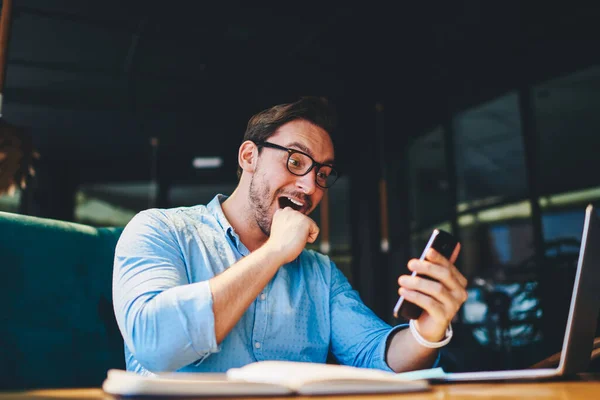 Programador Emocional Animado Com Competição Vencedora Recebendo Parabéns Pelo Email — Fotografia de Stock