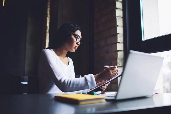 Freelancer Afroamericana Enfocada Con Trenzas Ropa Casual Sentada Mesa Con — Foto de Stock