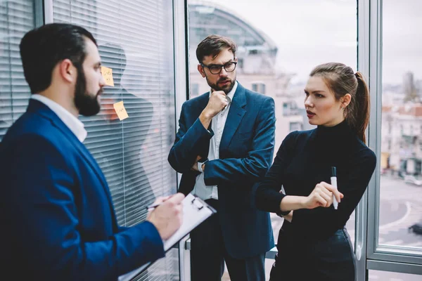 Concentrado Jovens Colegas Trabalho Desgaste Formal Ocupado Resolver Problemas Encontrar — Fotografia de Stock