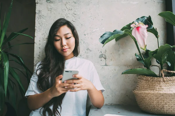 Klidná Mladá Asijská Žena Nosí Bílé Tričko Textové Zprávy Moderním — Stock fotografie