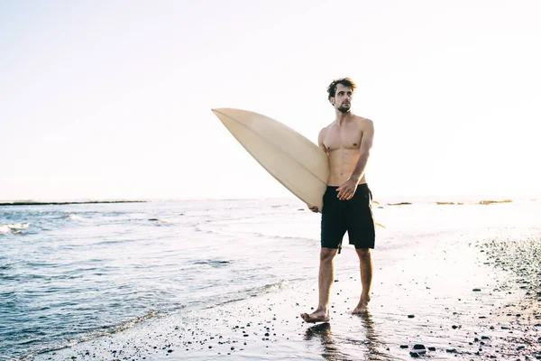 Todo Cuerpo Muscular Serio Surfista Masculino Llevando Tabla Surf Mientras — Foto de Stock