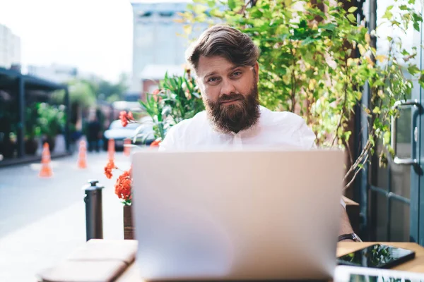 Ernsthafter Männlicher Freiberufler Sitzt Mit Laptop Tablet Und Smartphone Tisch — Stockfoto