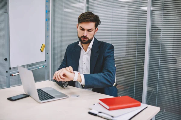 Gerente Masculino Concentrado Barbudo Traje Formal Mirando Atentamente Reloj Pulsera — Foto de Stock