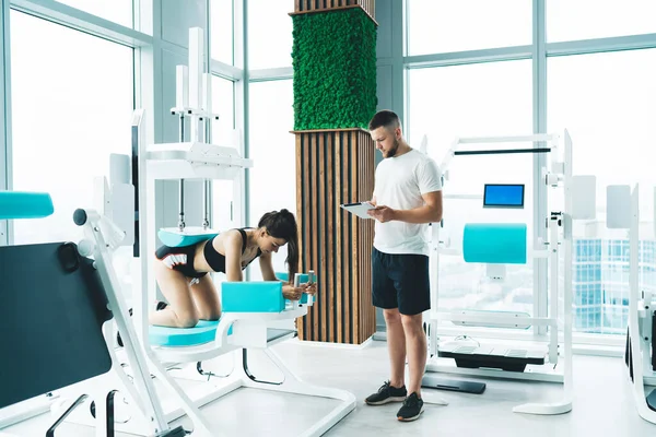 Teljes Test Koncentrált Sportnő Térd Vezető Aktív Egészséges Életmód Edzés — Stock Fotó