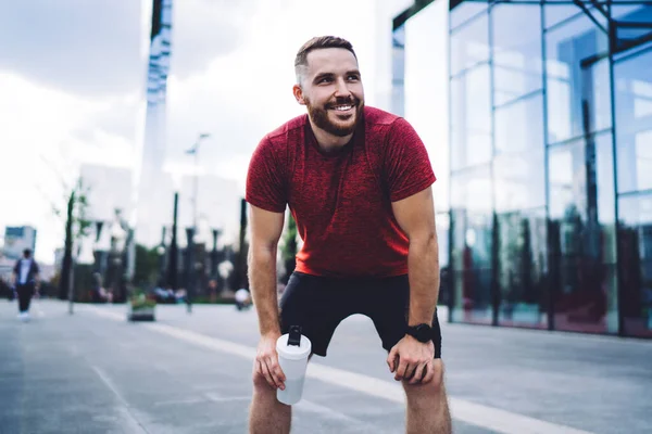 Happy Fit Man Mengenakan Pakaian Olahraga Dengan Sebotol Air Tawar — Stok Foto