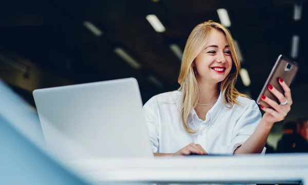 Bas Femme Souriant Tout Étant Assis Dans Lieu Travail Moderne — Photo