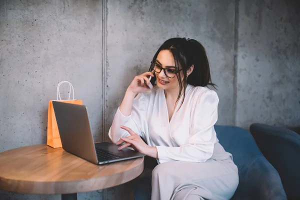 Egenföretagare Kvinna Eleganta Kläder Och Glasögon Med Bärbar Dator Talar — Stockfoto