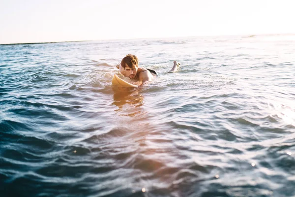 Surfer Floating Ocean Waiting Large Wave While Intense Sunrise Illuminates — Stock Photo, Image