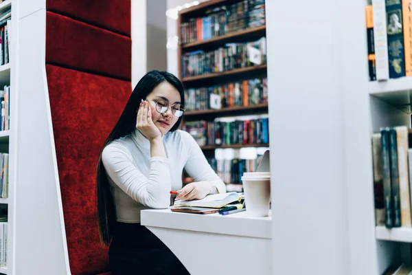Dlouhé Vlasy Zamyšlený Asijské Žena Oslnivé Brýle Čtení Knihy Při — Stock fotografie