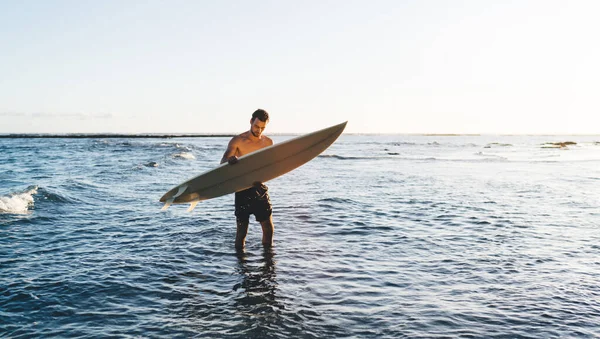 Surfista Professionista Caucasico Con Tavola Surf Che Esce Sulla Spiaggia — Foto Stock
