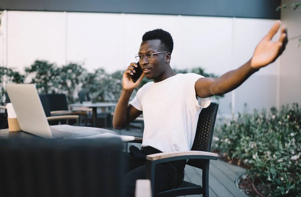 Emocionální Africký Americký Muž Volné Noze Gesto Diskutovat Softwarový Problém — Stock fotografie