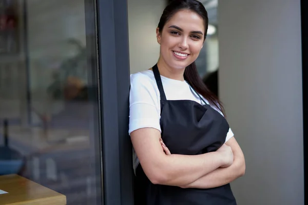 身着围裙 面带微笑的高加索女服务员站在咖啡店门口向客人致意的半身画像 以感谢他们的热情好客 — 图库照片