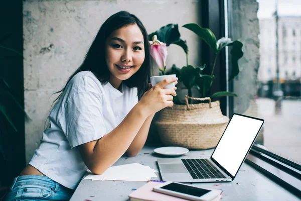 Leende Asiatisk Kvinna Frilansare Casual Kläder Arbetar Datorn Cafeteria Nära — Stockfoto