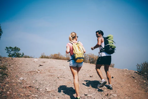 Full Body Back View Unrecognizable Multiracial Travelers Backpacks Hiking Together — Stockfoto