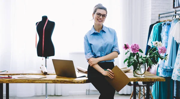 Vestidor Sonriente Traje Casual Gafas Apoyadas Una Mesa Madera Cerca —  Fotos de Stock