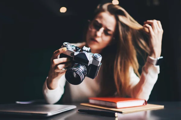 Selective Focus Old Vintage Photo Camera Hand Young Woman Sitting — Stockfoto