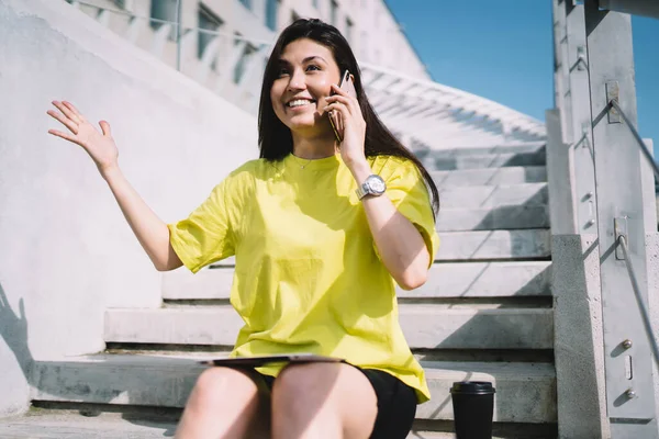 Glada Asiatiska Brunett Gul Shirt Och Svarta Shorts Kommunicerar Smartphone — Stockfoto