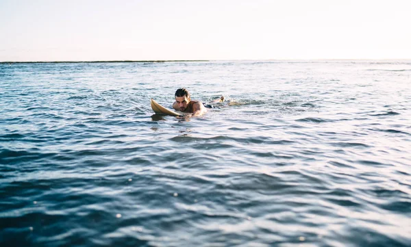 Συγκεντρωμένοι Νέοι Άνδρες Surfer Κολύμπι Στην Κυματιστή Θάλασσα Βρίσκεται Shortboard — Φωτογραφία Αρχείου