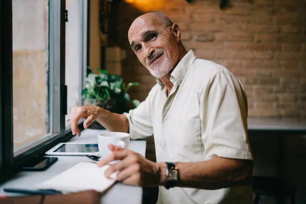 Zijaanzicht Van Positieve Oudere Man Casual Kleding Glimlachend Kijkend Naar — Stockfoto