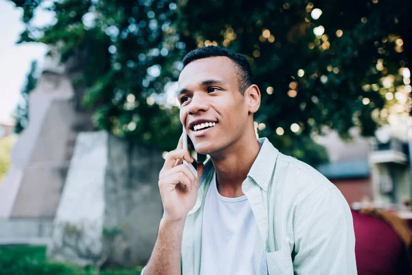 Low Angle Young Happy African American Man Casual Clothes Speaking — Zdjęcie stockowe