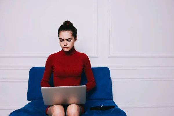 Koyu Kırmızı Elbiseli Genç Bir Kadın Mavi Koltukta Oturuyor Açık — Stok fotoğraf