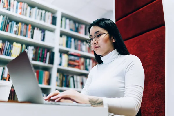 Långhårig Smart Asiatisk Kvinna Studerar Och Skriva Bärbar Dator Forska — Stockfoto