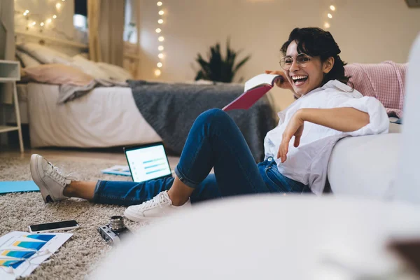 Visão Lateral Corpo Inteiro Rir Jovem Freelancer Sentado Com Netbook — Fotografia de Stock