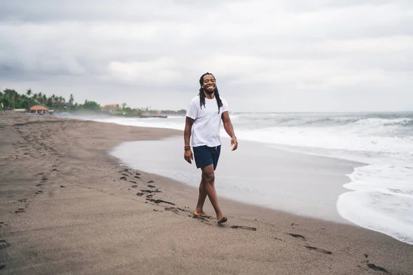 Uzun Boylu Mutlu Bir Afro Amerikan Erkeği Gülümseyerek Kameraya Bakarak — Stok fotoğraf