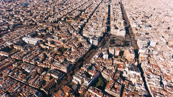 スペインの晴れた日にバルセロナの真ん中に古い家や通りと素晴らしい街並みのドローンビュー — ストック写真