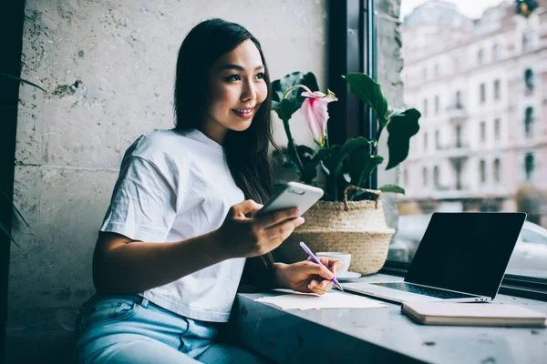 Glad Ung Asiatisk Kvinnlig Student Gör Hemuppgift Bärbar Dator Och — Stockfoto