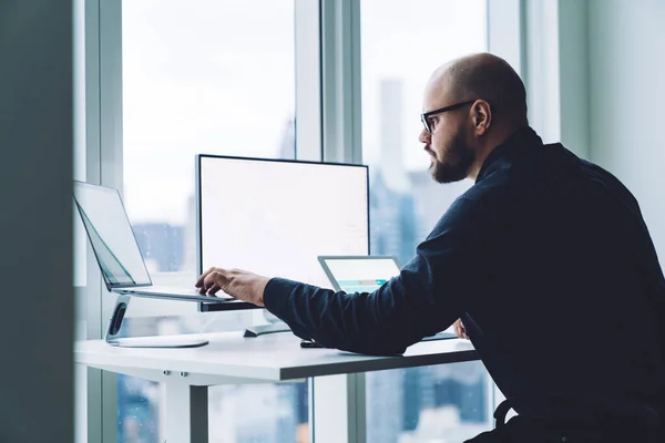 Vista Lateral Joven Financiero Barbudo Atento Que Observa Netbook Cerca — Foto de Stock