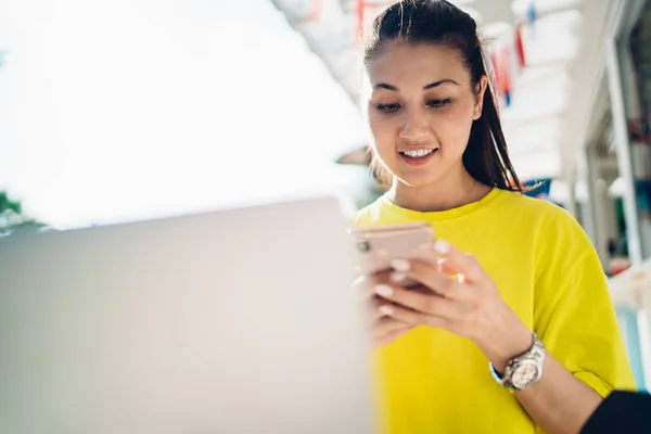 Giovane Donna Abiti Casual Seduta Tavola Con Computer Portatile Utilizzando — Foto Stock