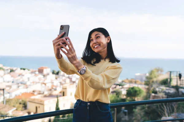 Asiatiska Kvinnliga Vlogger Grinar Medan Klickar Selfie Bilder Cellulära Främre — Stockfoto