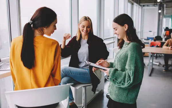 Joven Mujer Alegre Ropa Casual Tomando Notas Escuchando Ideas Para —  Fotos de Stock